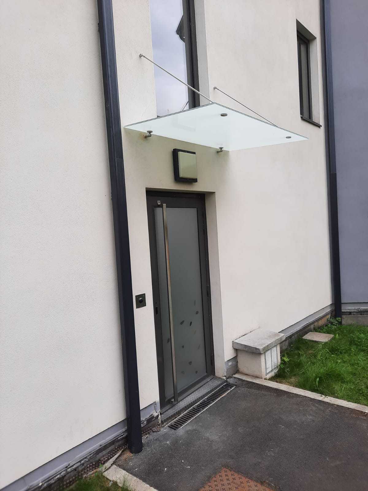 Installation de porte avec marquise en vert Loire (42)
